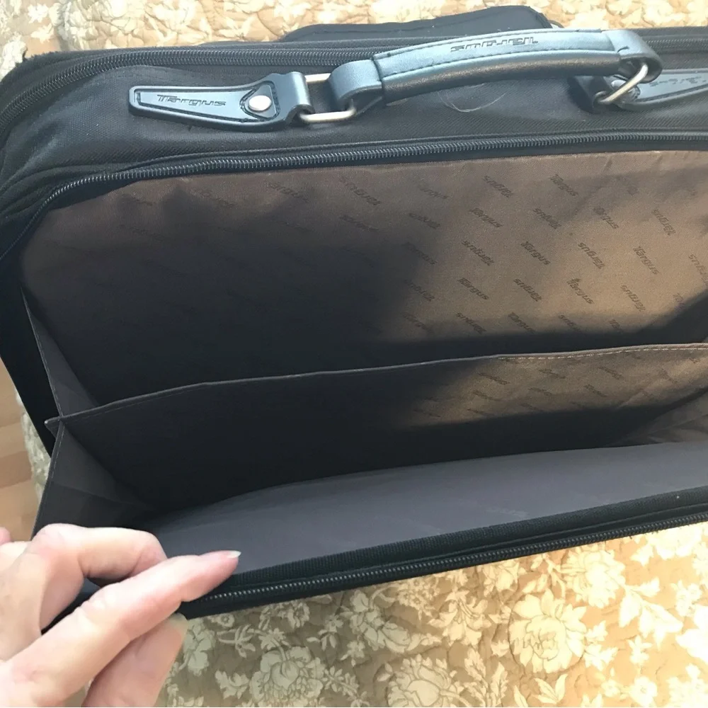 Targus Black Messenger Bag